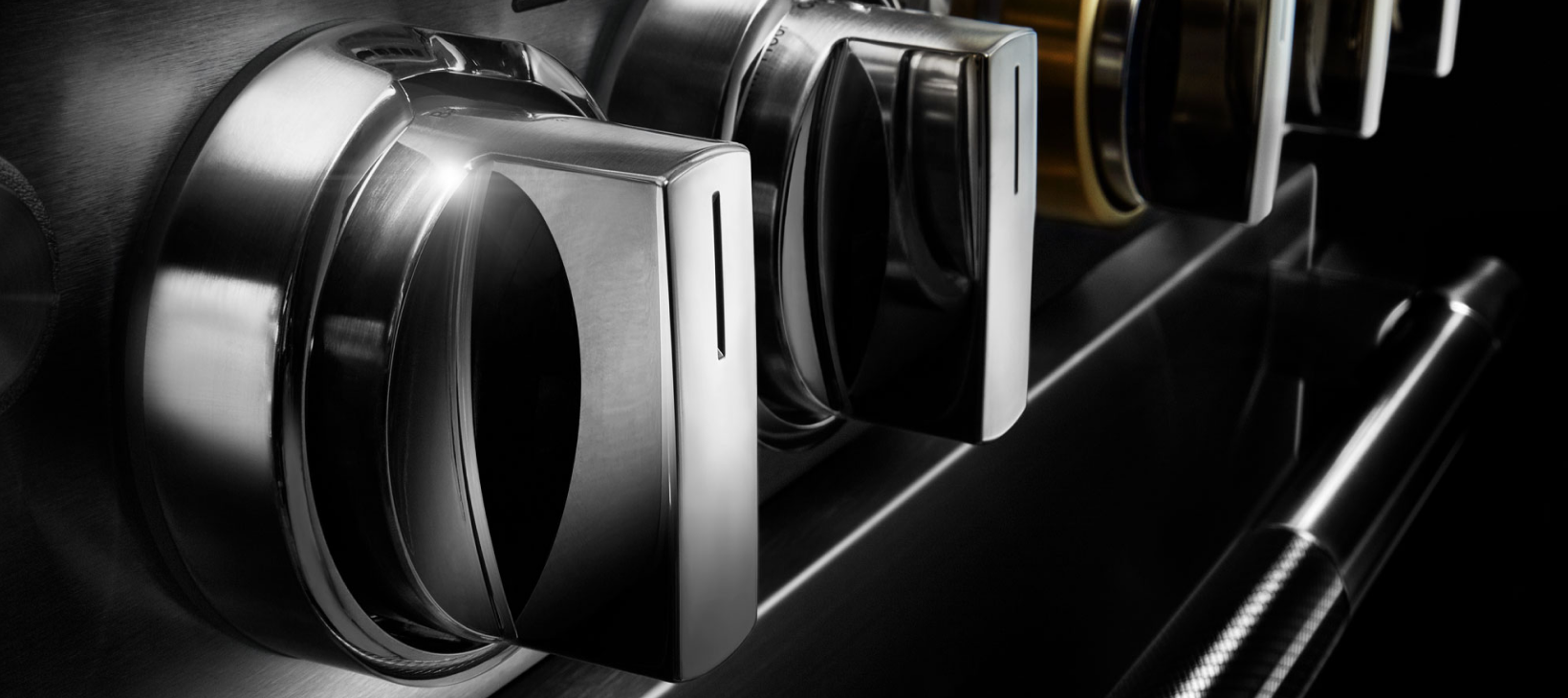 Halo-effect knobs on a professional-style range. 