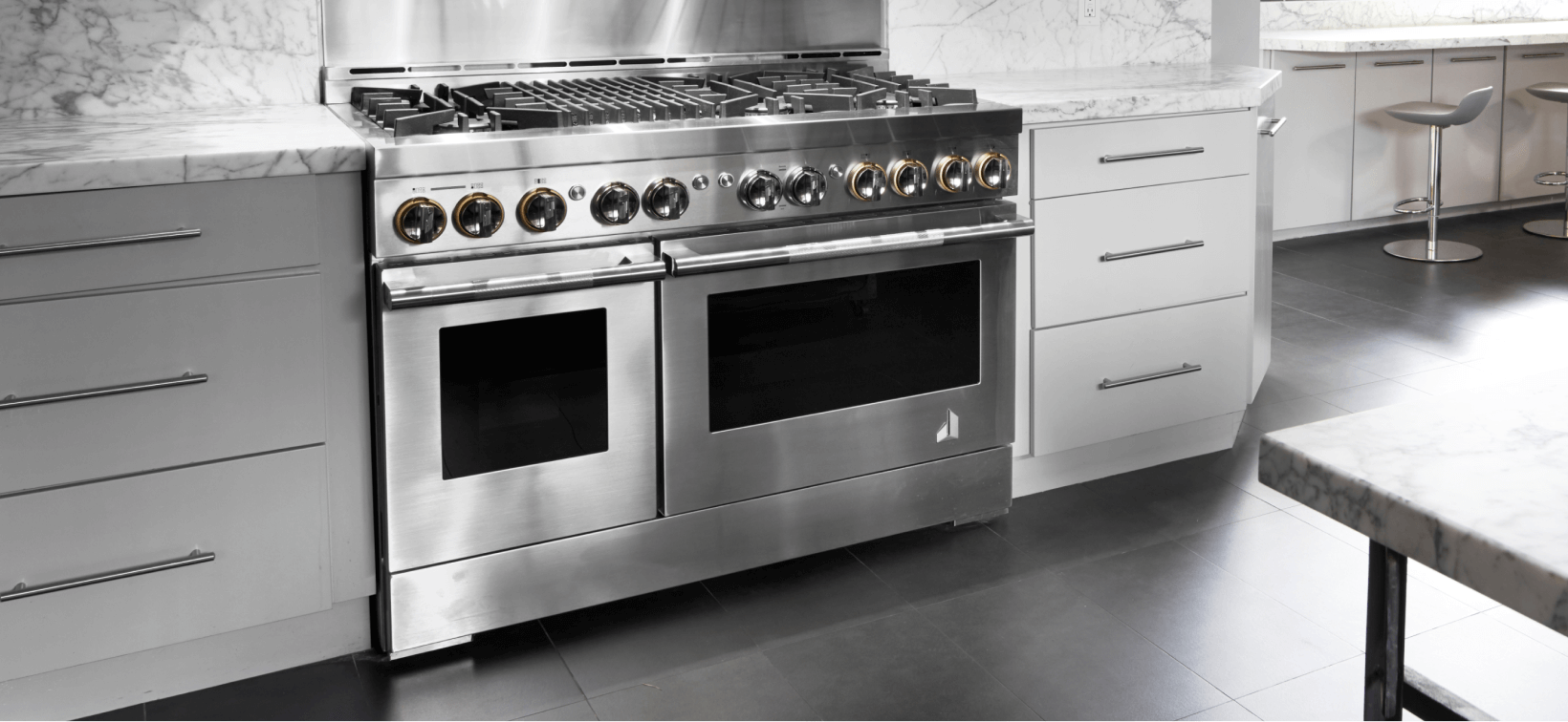 A JennAir Range in the RISE™ Design Expression in a bright white kitchen. 