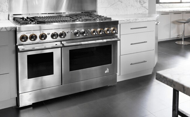 A JennAir Range in the RISE™ Design Expression in a bright white kitchen. 