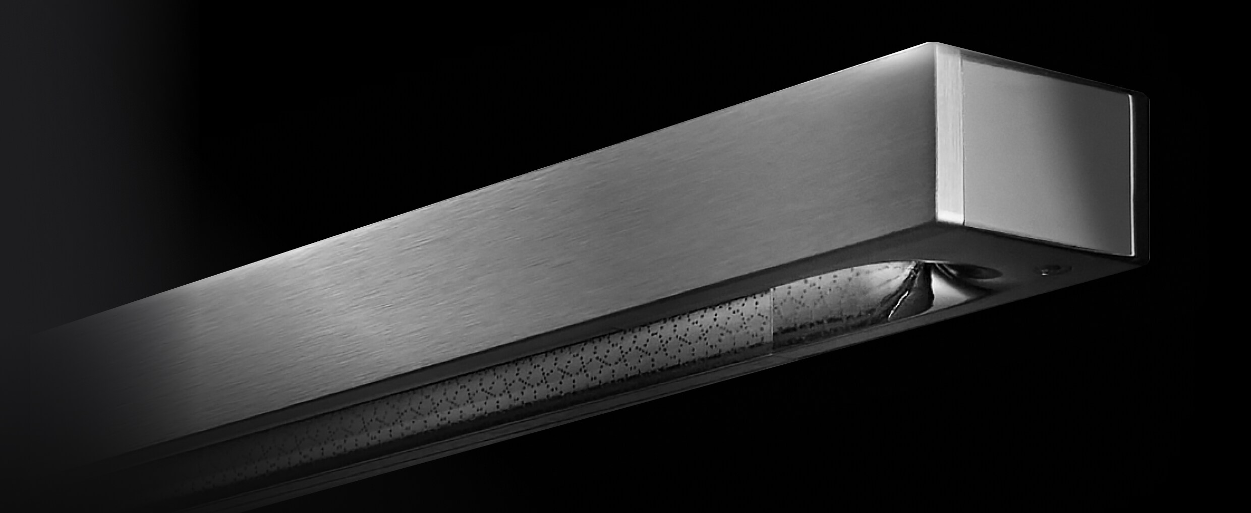 A close-up view of the NOIR™ handle's lace handle in a reflection.