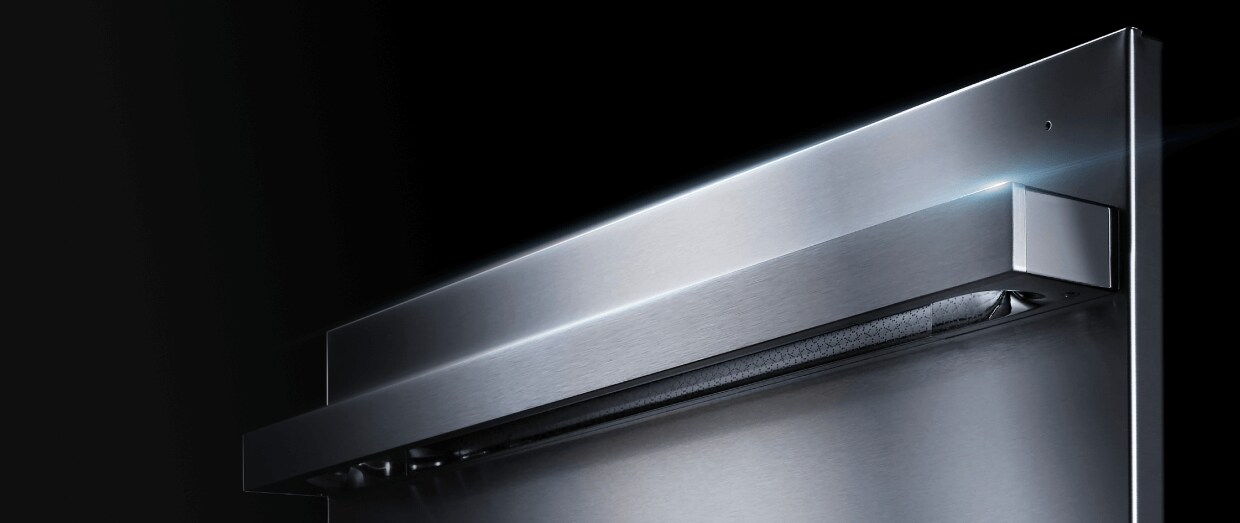 A closeup view of the NOIR™ handle’s lace handle in a reflection.