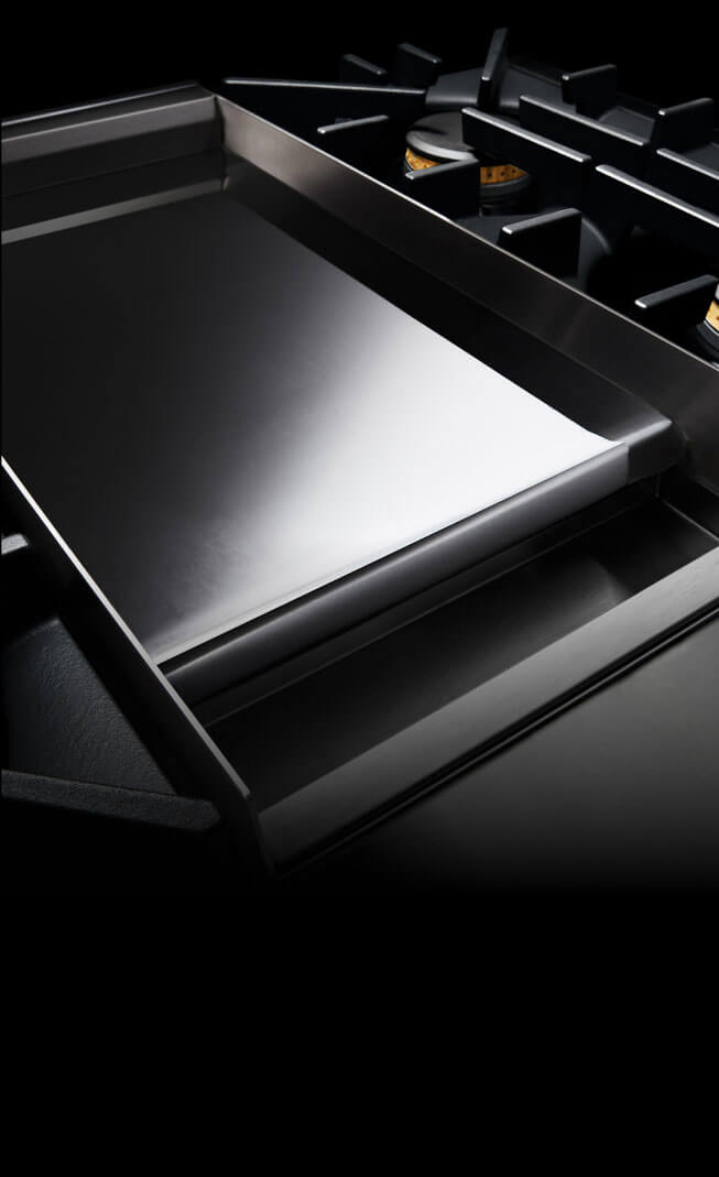  The mirror-like Chrome-Infused Griddle on a JennAir® RISE™ Professional-Style Range.
