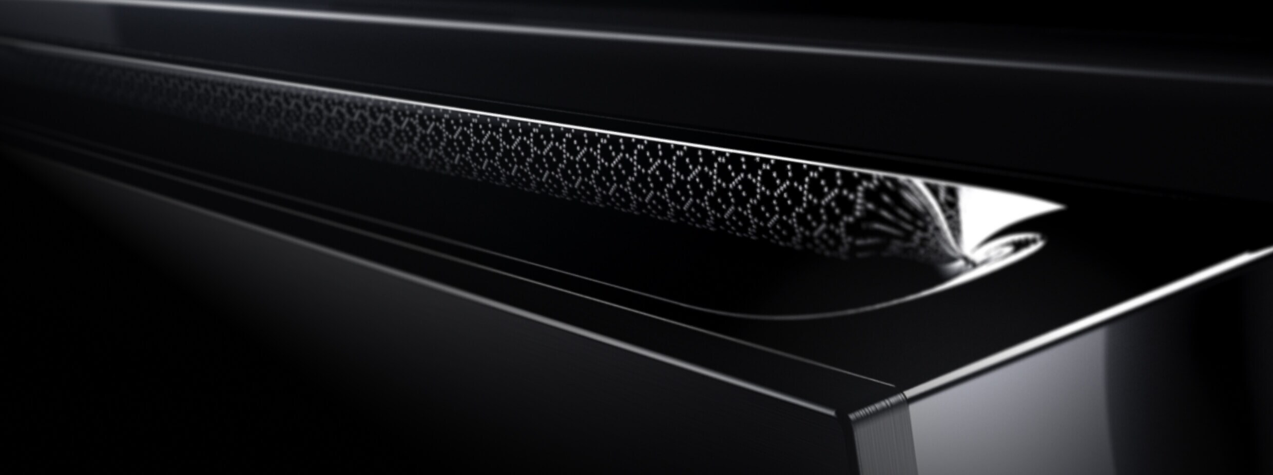 A close up view of the NOIR™ handle's lace handle in a reflection.