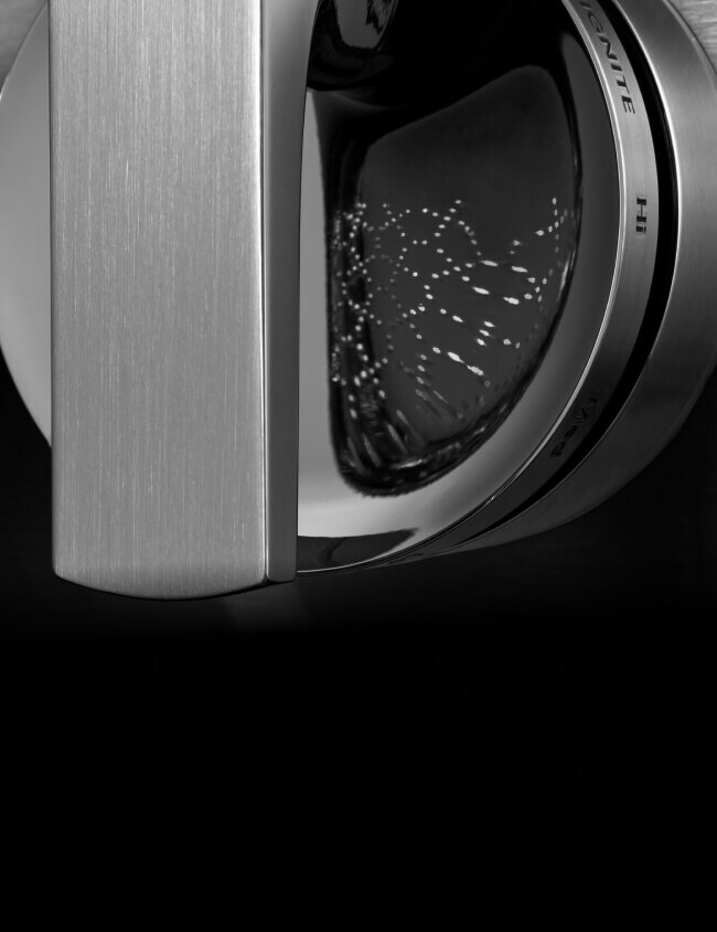 A close up view of the NOIR™ knob’s lace texture in a reflection.