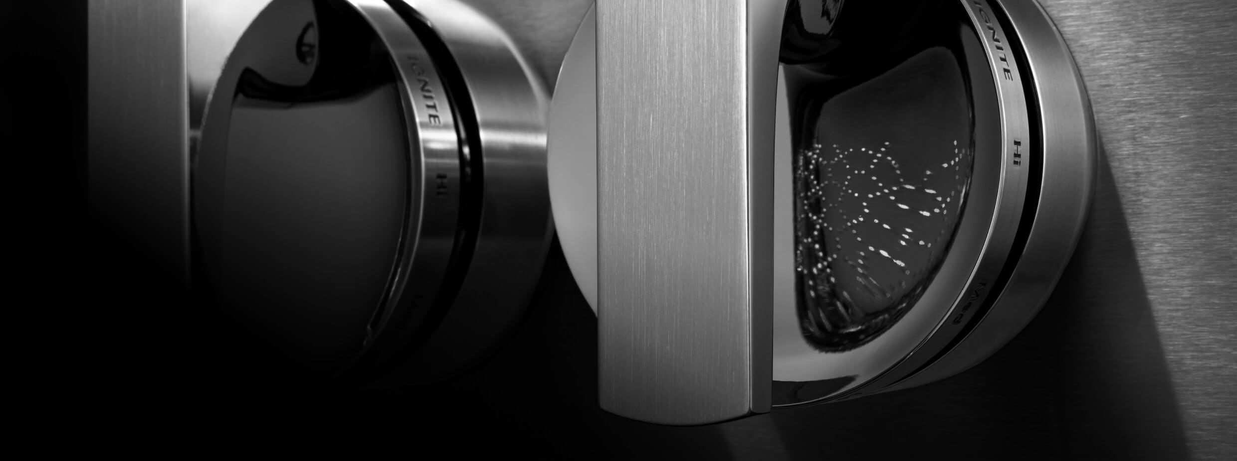 A close up view of the NOIR™ knob’s lace texture in a reflection.