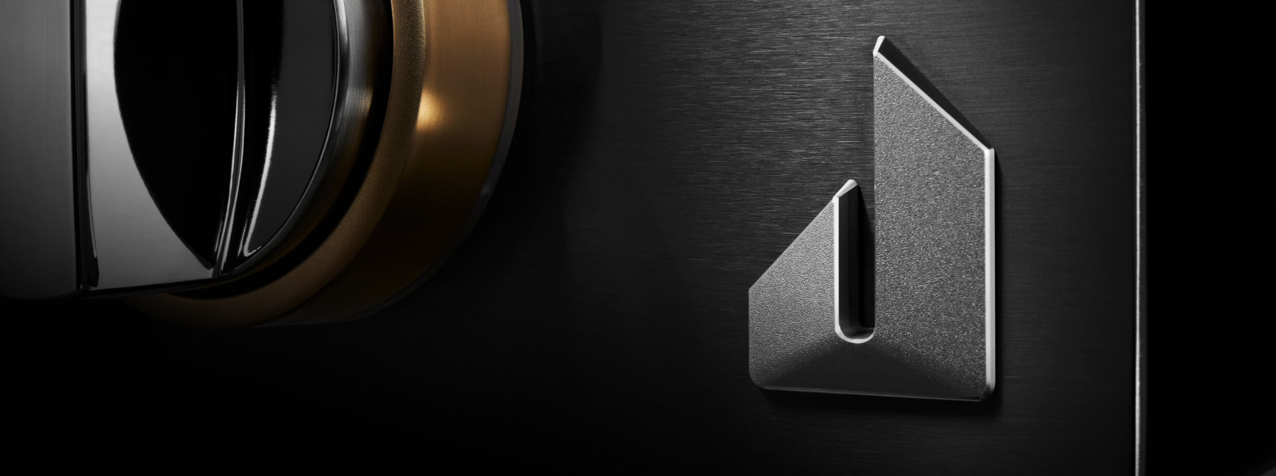 The Defiant J badge on a RISE™ Rangetop.