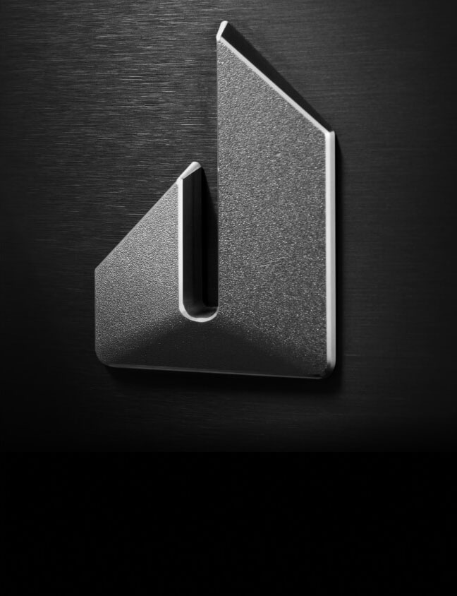 The Defiant J badge on a RISE™ Rangetop.