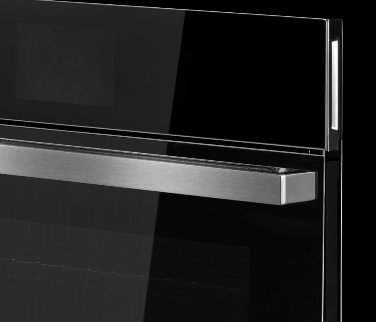 A close up of the bold, squared handle. A close up of the bold, squared handle.