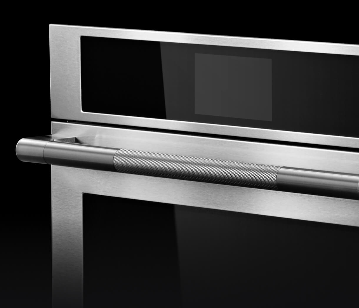 A close up of the knurling on the handle of a RISE™ Wall Oven. A close up of the knurling on the handle of a RISE™ Wall Oven.