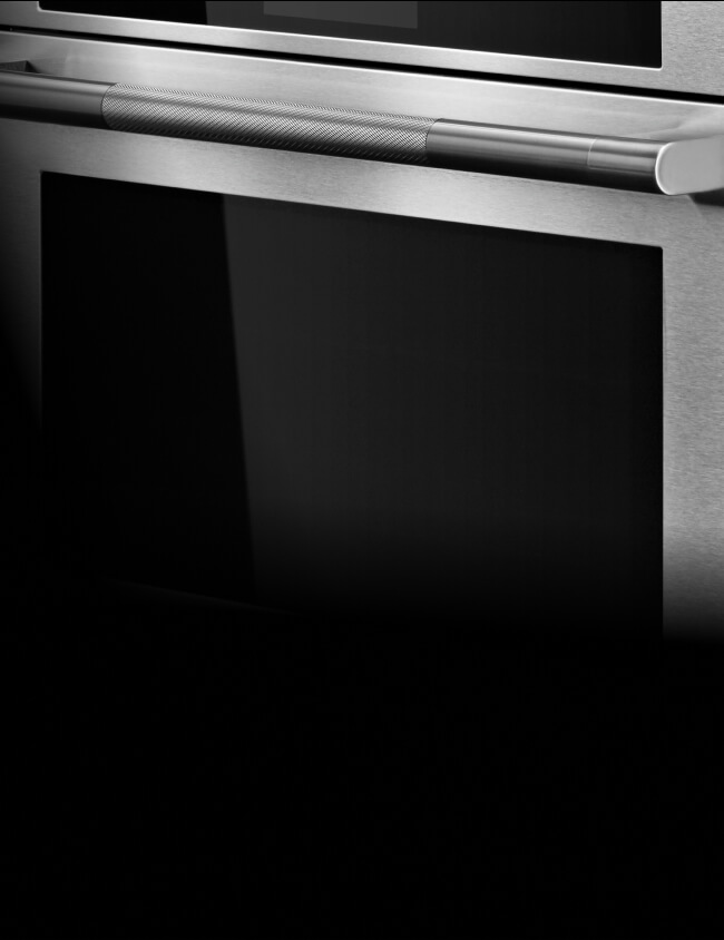 A close up of the knurling on the handle of a RISE™ Wall Oven. A close up of the knurling on the handle of a RISE™ Wall Oven.