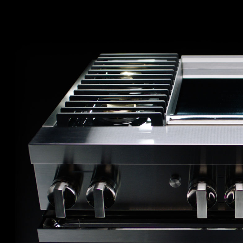 The top of a JennAir range in the NOIR™ Design Expression.