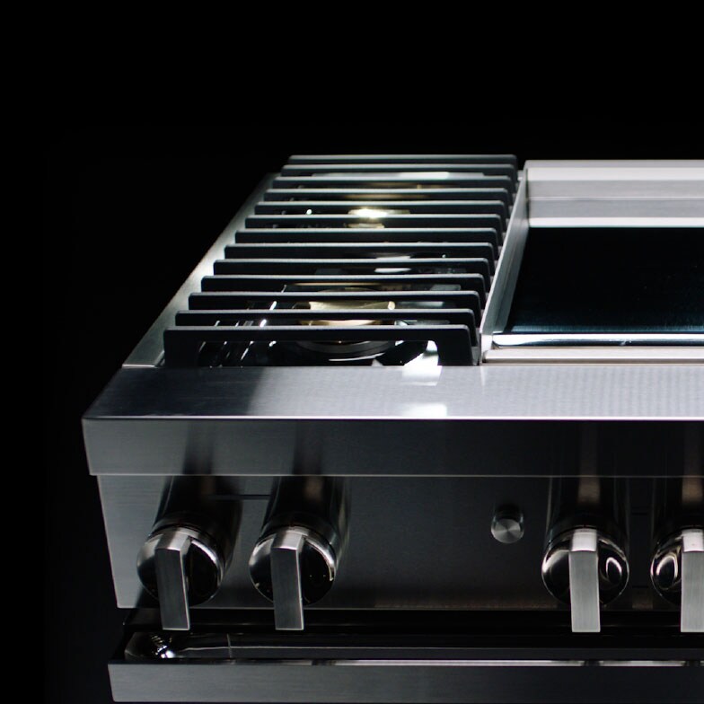 The top of a JennAir range in the NOIR™ Design Expression. 