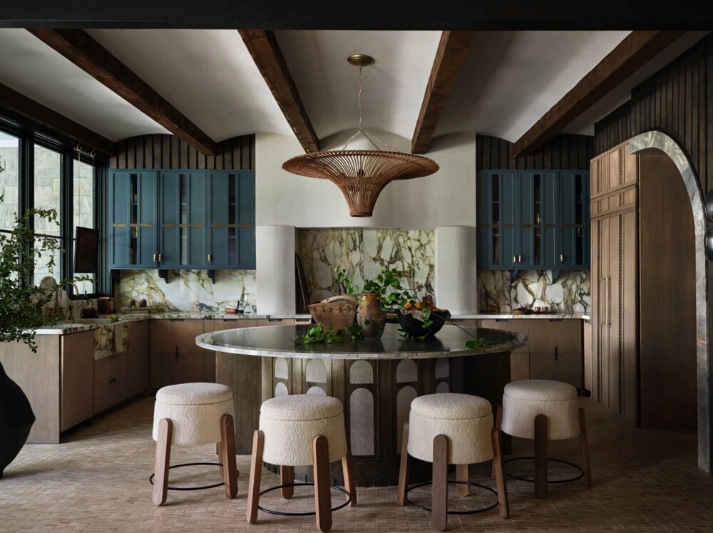 The round island of the eat-in kitchen