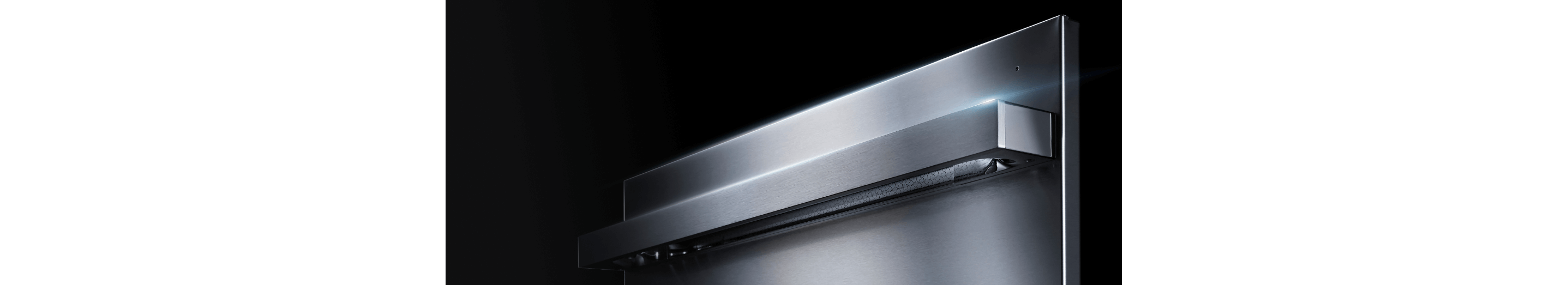 A closeup view of the NOIR™ handle’s lace handle in a reflection.