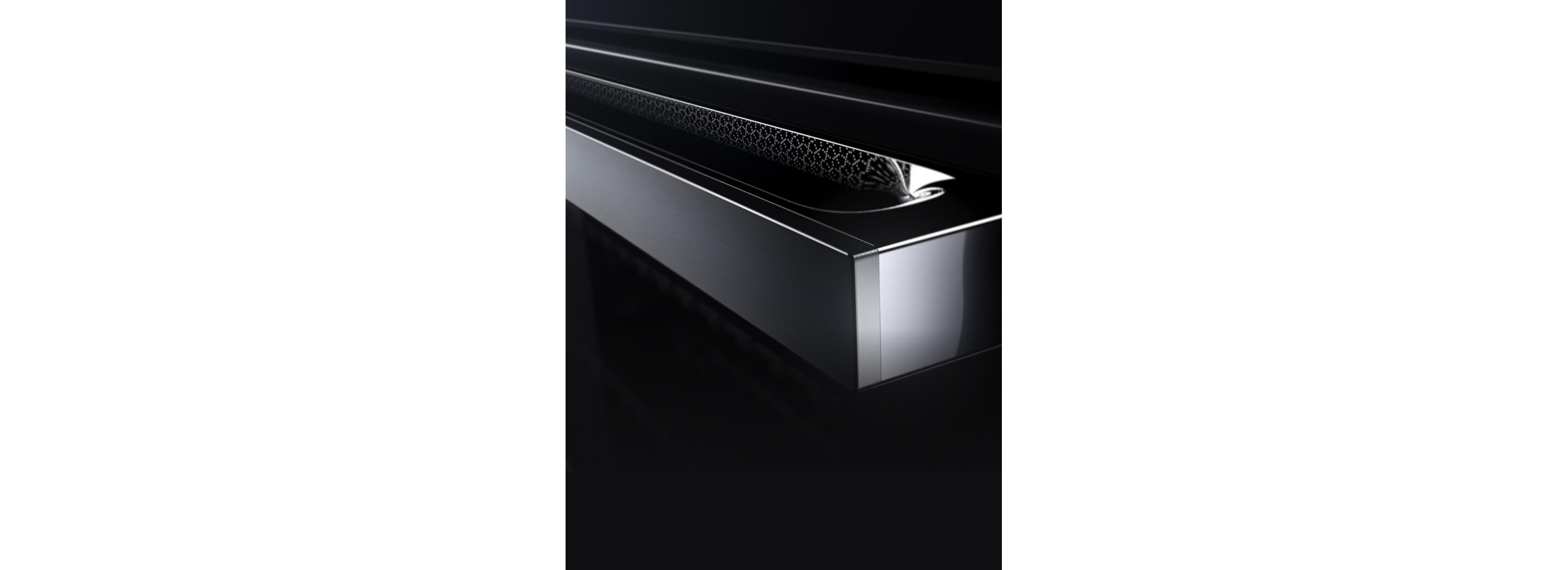 A NOIR™ handle showing the reflected lace