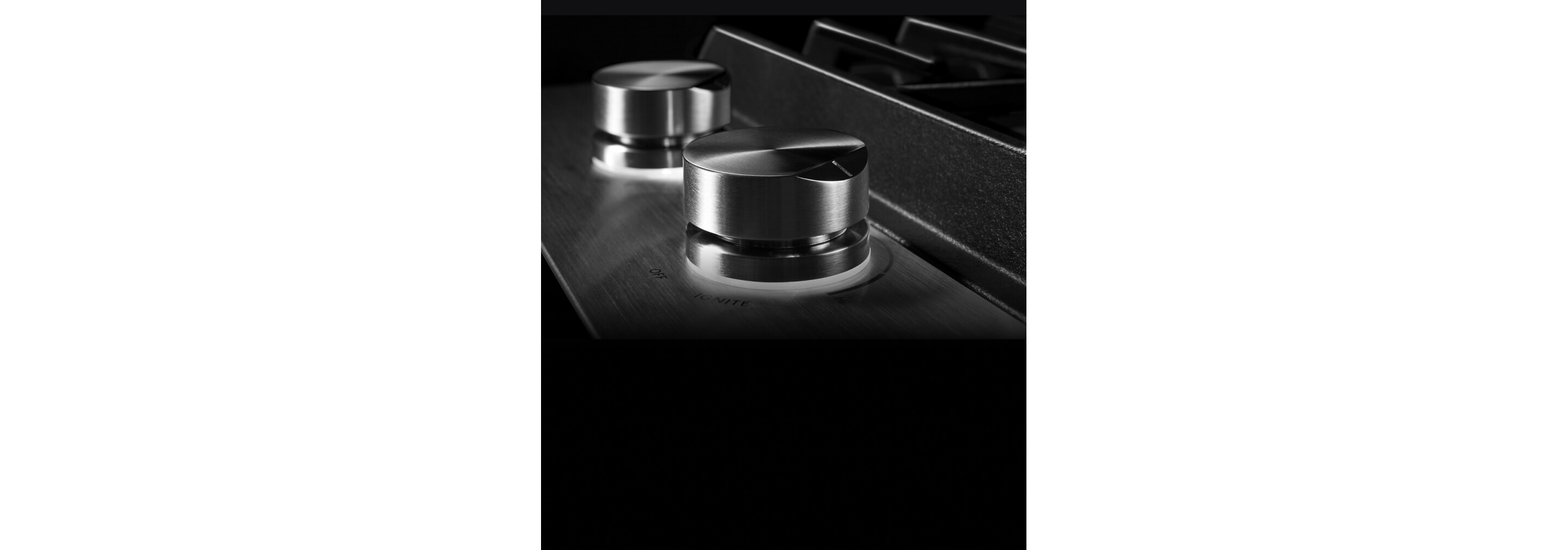 The dual lit halo-effect knobs.