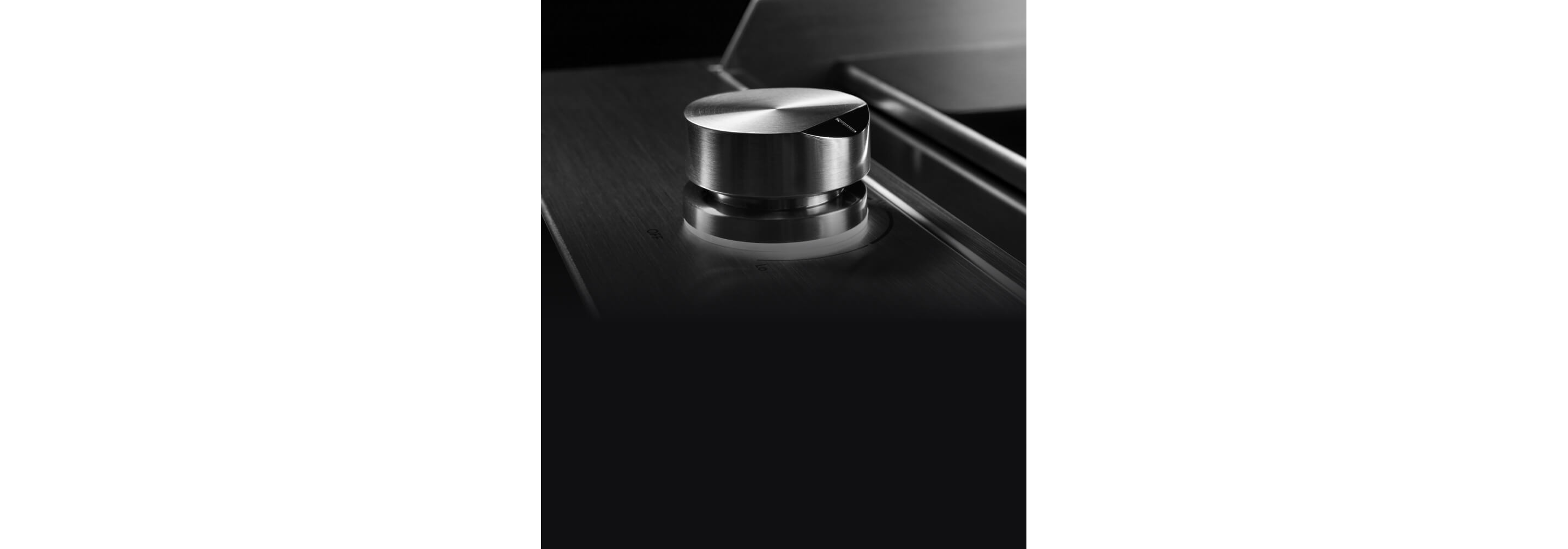 The lit Halo-Effect Knob on the Chrome-Infused Griddle.