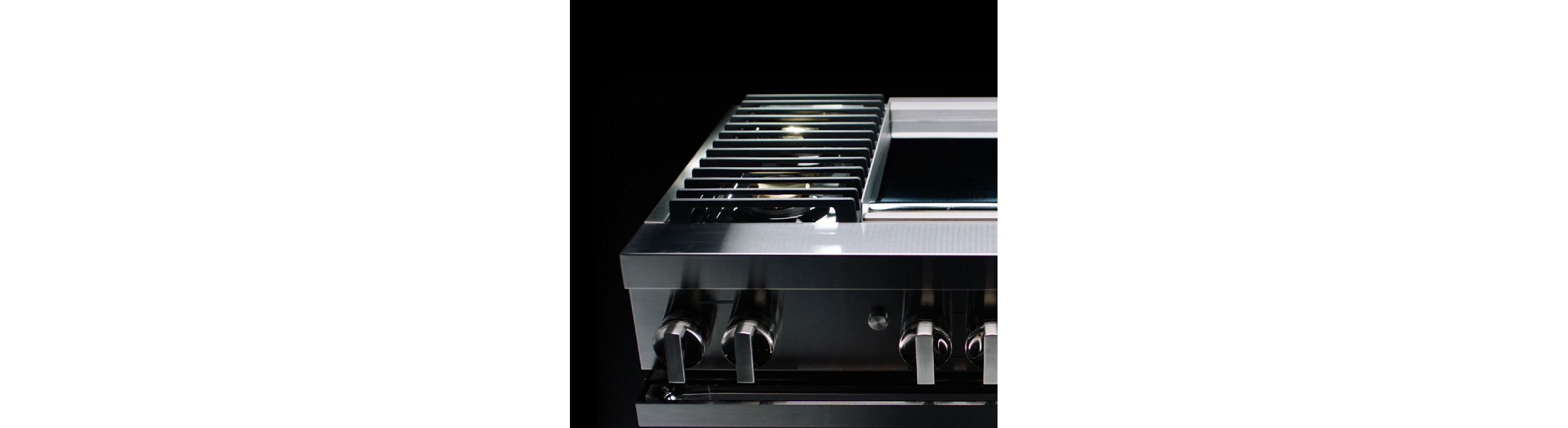 The top of a JennAir range in the NOIR™ Design Expression. 