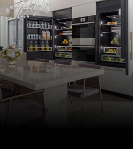 A bright kitchen outfitted with JennAir® appliances. 